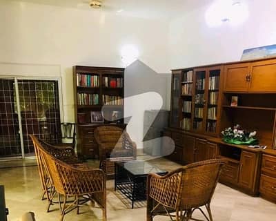 Office Sized 1000 Square Feet Is Available For Rent In Gulberg 3