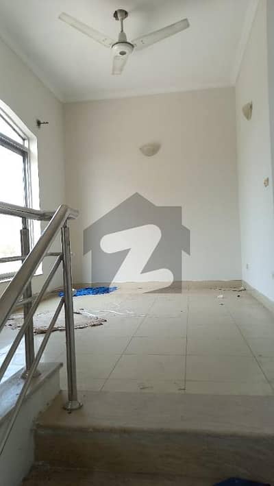 8 MARLA IDEAL LOCATION EXCELLENT GOOD CONDITION IDEAL HOUSE FOR RENT IN SAFARI VILLAS BAHRIA TOWN LAHORE