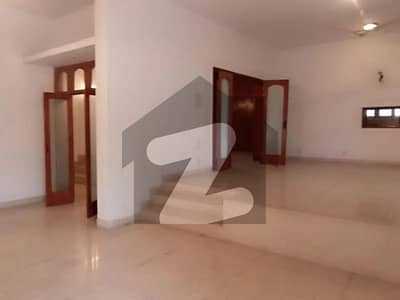 Investors Should sale This Corner House Located Ideally In F-7