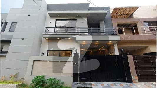 Prime Location House Of 5 Marla Is Available In Contemporary Neighborhood Of Formanites Housing Scheme