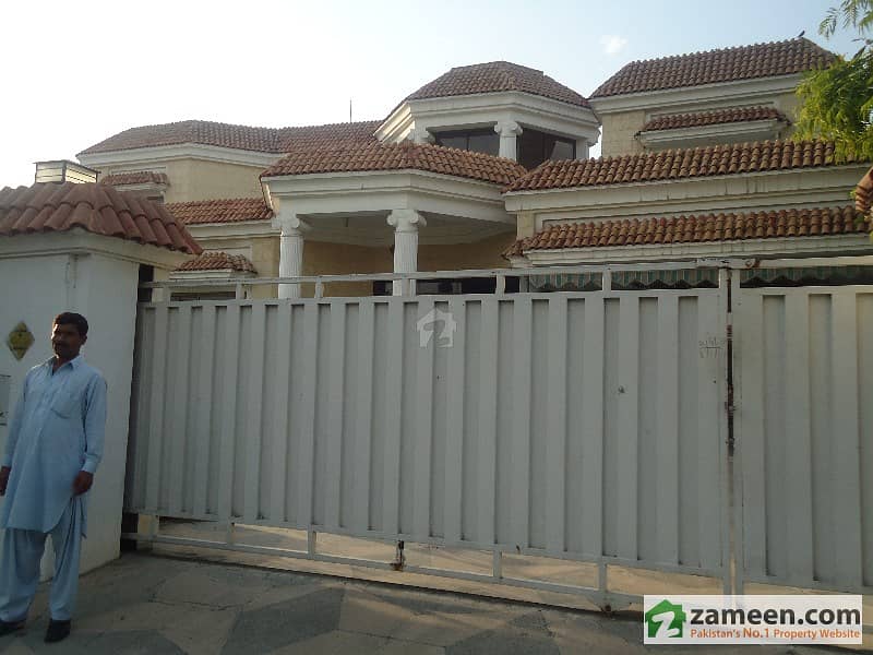 2 Kanal Bungalow With Basement - Near Market In DHA Phase 1