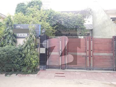 سبزہ زار کالونی ملتان میں 4 کمروں کا 11 مرلہ مکان 2.5 کروڑ میں برائے فروخت۔ سبزہ زار کالونی ملتان میں 4 کمروں کا 11 مرلہ مکان 2.5 کروڑ میں برائے فروخت۔