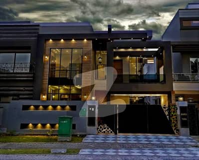 بحریہ ٹاؤن سیکٹر ای بحریہ ٹاؤن,لاہور میں 5 کمروں کا 10 مرلہ مکان 3.5 کروڑ میں برائے فروخت۔