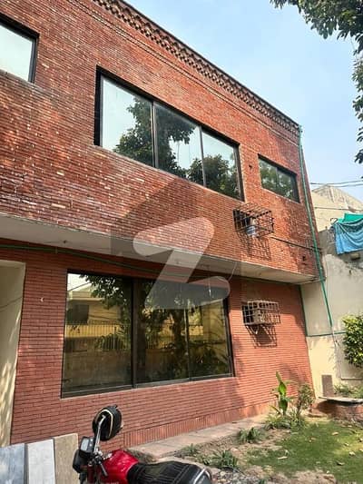 گلبرگ لاہور میں 8 کمروں کا 2 کنال مکان 9.0 لاکھ میں کرایہ پر دستیاب ہے۔