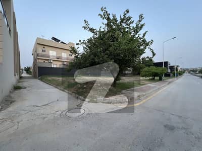 Umer Block Boulevard Corner Plot Up For Sale