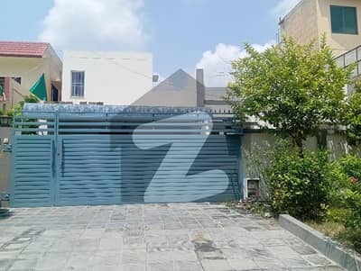 آئی ۔ 8 مرکز آئی ۔ 8,اسلام آباد میں 3 کمروں کا 14 مرلہ مکان 1.9 لاکھ میں کرایہ پر دستیاب ہے۔