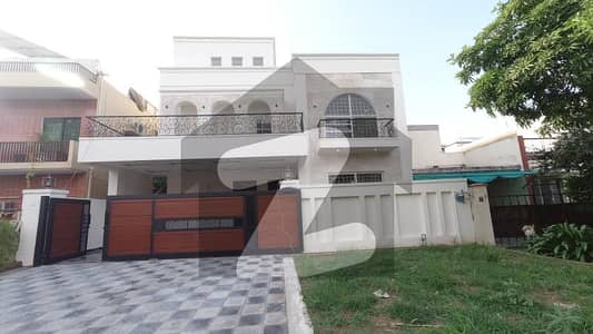 3200 Square Feet House For sale In Rs. 180000000/- Only