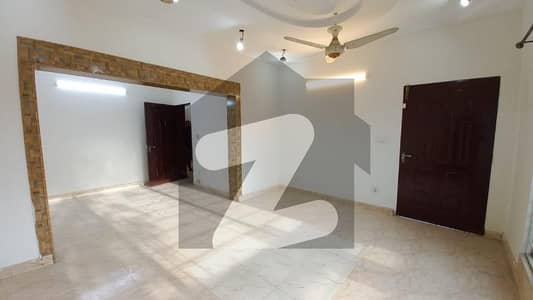 بحریہ ٹاؤن فیز 8 بحریہ ٹاؤن راولپنڈی,راولپنڈی میں 5 کمروں کا 10 مرلہ مکان 2.5 کروڑ میں برائے فروخت۔