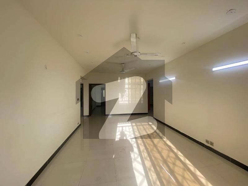 کلفٹن کراچی میں 3 کمروں کا 10 مرلہ فلیٹ 5.5 کروڑ میں برائے فروخت۔