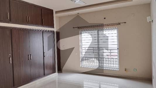 ایف ۔ 10 اسلام آباد میں 3 کمروں کا 1 کنال بالائی پورشن 1.8 لاکھ میں کرایہ پر دستیاب ہے۔