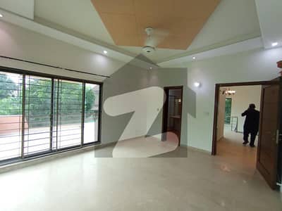 ڈی ایچ اے فیز 4 ڈیفنس (ڈی ایچ اے),لاہور میں 5 کمروں کا 1 کنال مکان 2.3 لاکھ میں کرایہ پر دستیاب ہے۔