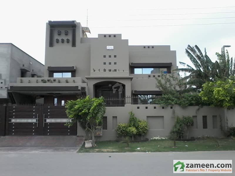 22 Marla House With 10 Bedrooms Available For SaleIn Paragon City