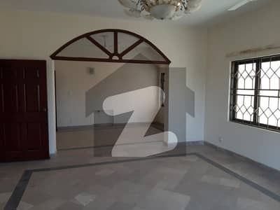 گلبرگ لاہور میں 6 کمروں کا 1 کنال مکان 2.9 لاکھ میں کرایہ پر دستیاب ہے۔