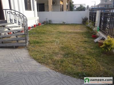 Double story house for sale in E-11 Islamabad Size 25x40