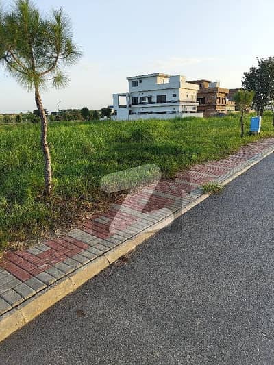 ٹاپ سٹی 1 - بلاک ڈی ٹاپ سٹی 1,اسلام آباد میں 10 مرلہ رہائشی پلاٹ 1.85 کروڑ میں برائے فروخت۔