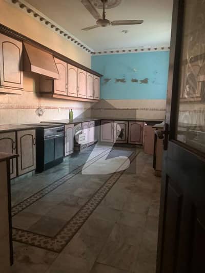 ماڈل ٹاؤن لاہور میں 3 کمروں کا 1 کنال بالائی پورشن 1.3 لاکھ میں کرایہ پر دستیاب ہے۔