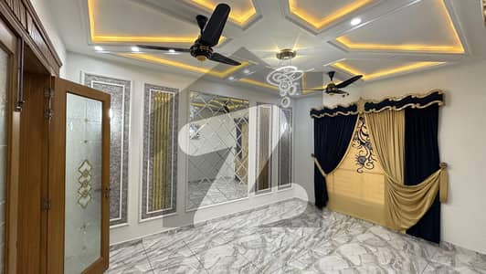 ڈی سی کالونی گوجرانوالہ میں 5 کمروں کا 10 مرلہ مکان 4.25 کروڑ میں برائے فروخت۔