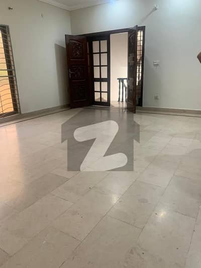 فیصل ٹاؤن لاہور میں 1 کنال عمارت 18.5 کروڑ میں برائے فروخت۔