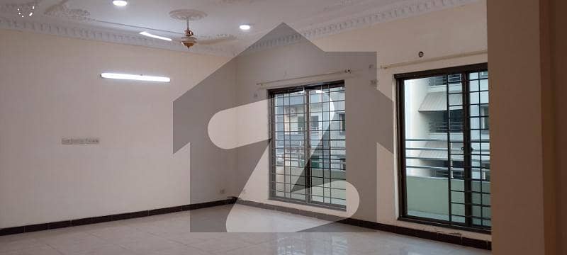 10 MARLA 3 BEDROOM APARTMENT AVAILABLE FOR RENT