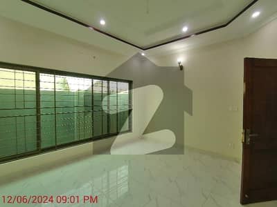 Investors Should sale This House Located Ideally In LDA Avenue