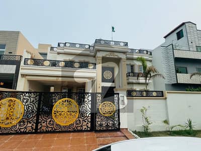 چنار باغ ۔ رچنا بلاک چنار باغ,لاہور میں 6 کمروں کا 1 کنال مکان 4.8 کروڑ میں برائے فروخت۔