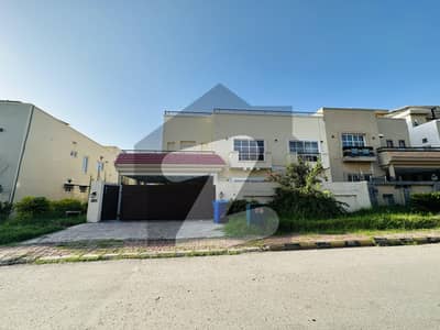 17 Marla Semi Corner House Available For Sale