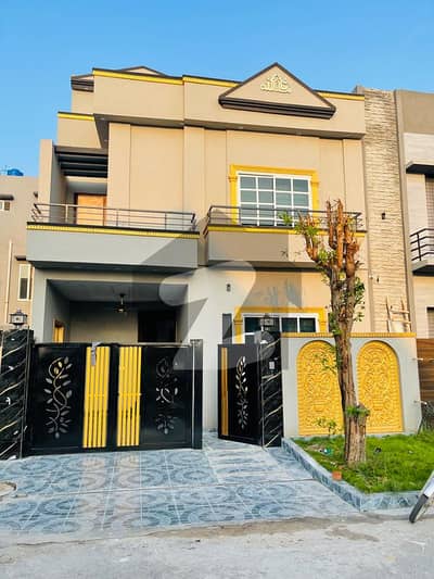 Charming 5 Marla Home for Sale: Ideal Location and Modern Amenties in block EE back side of park
                                title=