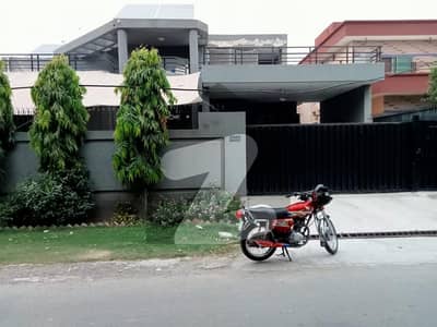 One Kanal Corner Used Modern Design Most Beautiful Bungalow For Sale At Prime Location Of DHA Lahore Near To Park &Amp; Commercial Market.