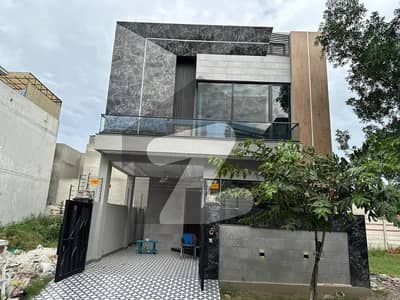 ڈی ایچ اے فیز 8 سابقہ ​​پارک ویو ڈی ایچ اے فیز 8,ڈی ایچ اے ڈیفینس,لاہور میں 4 کمروں کا 10 مرلہ مکان 1.5 لاکھ میں کرایہ پر دستیاب ہے۔