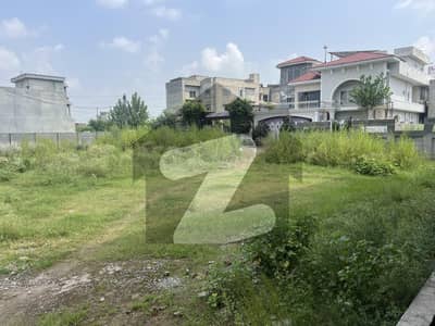 پارک روڈ اسلام آباد میں 1 کنال کمرشل پلاٹ 4.4 کروڑ میں برائے فروخت۔