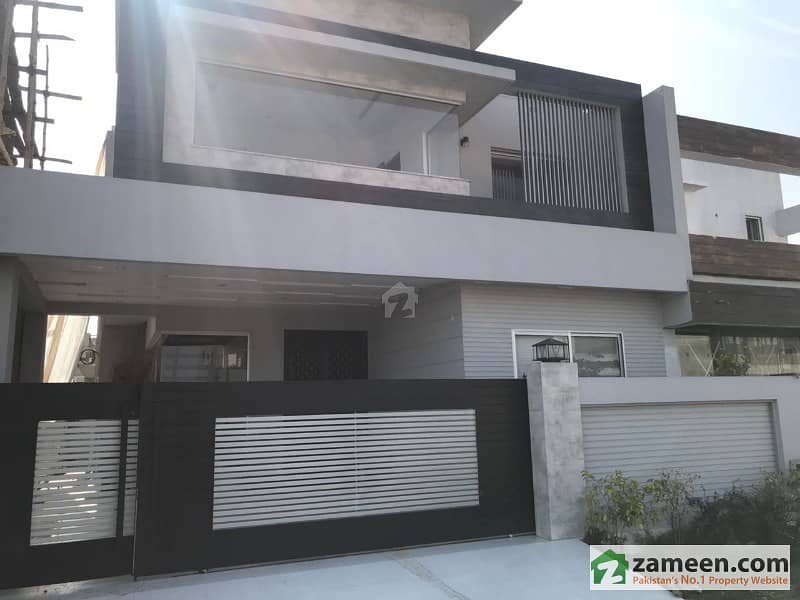 1 Kanal Luxury House Available For Sale