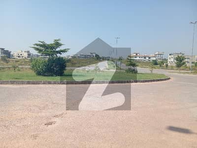 1 kanal Good location plot for sale near to main gate