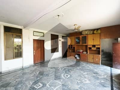 ماڈل ٹاؤن ۔ بلاک کیو ماڈل ٹاؤن,لاہور میں 6 مرلہ عمارت 5.5 کروڑ میں برائے فروخت۔