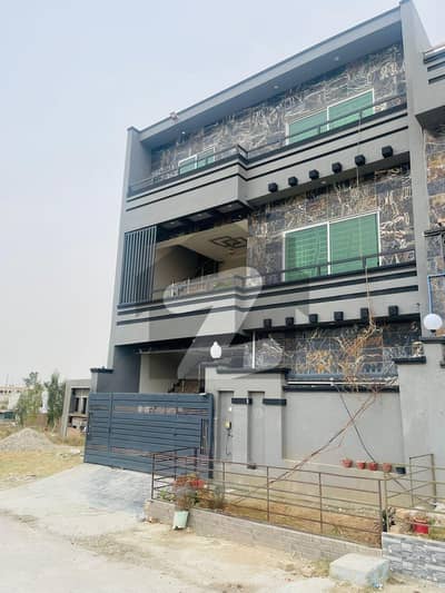 C-18 - بلاک بی سی ۔ 18,اسلام آباد میں 5 کمروں کا 7 مرلہ مکان 1.7 کروڑ میں برائے فروخت۔