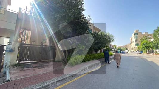 10 Marla Corner Full Basement 7-Bed House For Sale In Bahria Town Phase 6