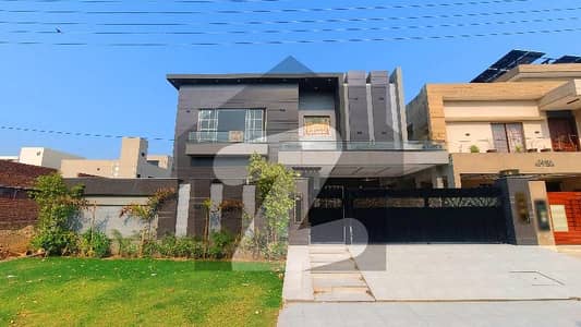 فارمانئیٹس ہاؤسنگ سکیم لاہور میں 5 کمروں کا 1 کنال مکان 6.05 کروڑ میں برائے فروخت۔