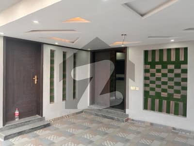 لو کاسٹ ۔ بلاک ڈی لو کاسٹ سیکٹر,بحریہ آرچرڈ فیز 2,بحریہ آرچرڈ,لاہور میں 5 کمروں کا 8 مرلہ مکان 2.1 کروڑ میں برائے فروخت۔