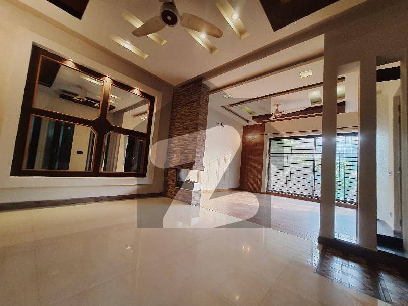 ORIGNAL PICTURES 10 Marla Ideal Location ORIGNAL PICTURES 10 Marla Ideal Location