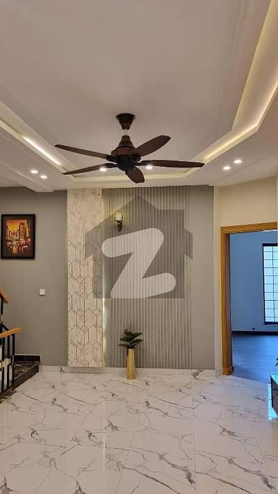 بحریہ ٹاؤن فیز 8 ۔ بلاک ڈی بحریہ ٹاؤن فیز 8,بحریہ ٹاؤن راولپنڈی,راولپنڈی میں 4 کمروں کا 10 مرلہ مکان 1.2 لاکھ میں کرایہ پر دستیاب ہے۔