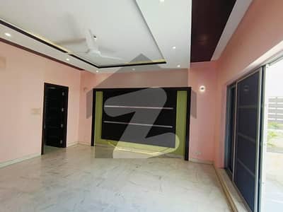 1 KANAL BEAUTIFUL BUNGALOW IS AVAILABLE FOR RENT IN THE BEST BLOCK OF DHA PHASE 3 LAHORE