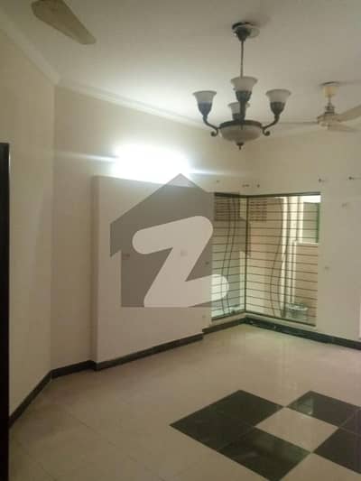 عسکری 11 ۔ سیکٹر اے عسکری 11,عسکری,لاہور میں 3 کمروں کا 10 مرلہ مکان 4.25 کروڑ میں برائے فروخت۔