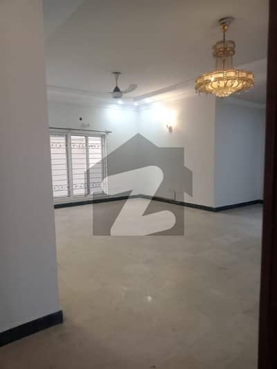 ای ۔ 11/3 ای ۔ 11,اسلام آباد میں 6 کمروں کا 1 کنال مکان 4.5 لاکھ میں کرایہ پر دستیاب ہے۔