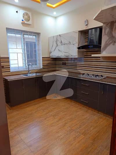 بحریہ ٹاؤن فیز 8 بحریہ ٹاؤن راولپنڈی,راولپنڈی میں 5 کمروں کا 7 مرلہ مکان 2.25 کروڑ میں برائے فروخت۔