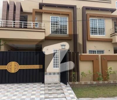 Investors Should sale This House Located Ideally In Nasheman-e-Iqbal