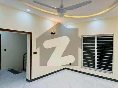 چک شہزاد اسلام آباد میں 5 کمروں کا 8 مرلہ مکان 4.05 کروڑ میں برائے فروخت۔