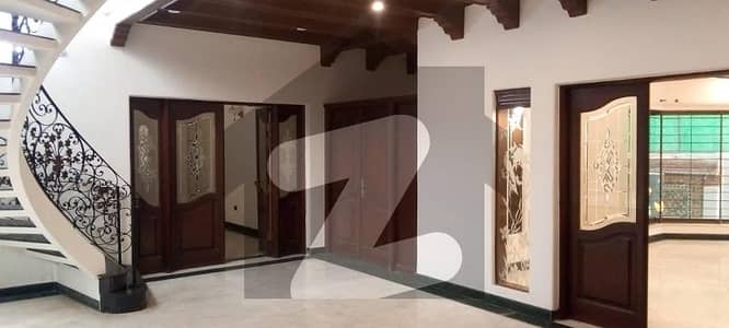 2 Kanal Extremely Well Maintained House For Sale Located In Q Block, DHA Phase 2 Lahore