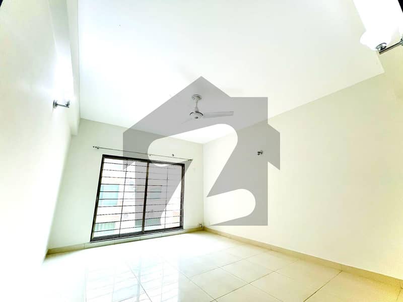 10 MARLA 3 BEDROOM FLAT AVAILABLE FOR RENT