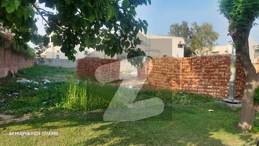 ڈی ایچ اے فیز 8 - بلاک سی ڈی ایچ اے فیز 8,ڈی ایچ اے ڈیفینس,لاہور میں 1 کنال رہائشی پلاٹ 4.8 کروڑ میں برائے فروخت۔