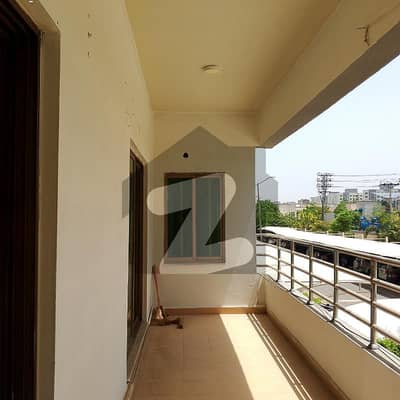 10 MARLA 3 BEDROOM APARTMENT AVAILABLE FOR SALE