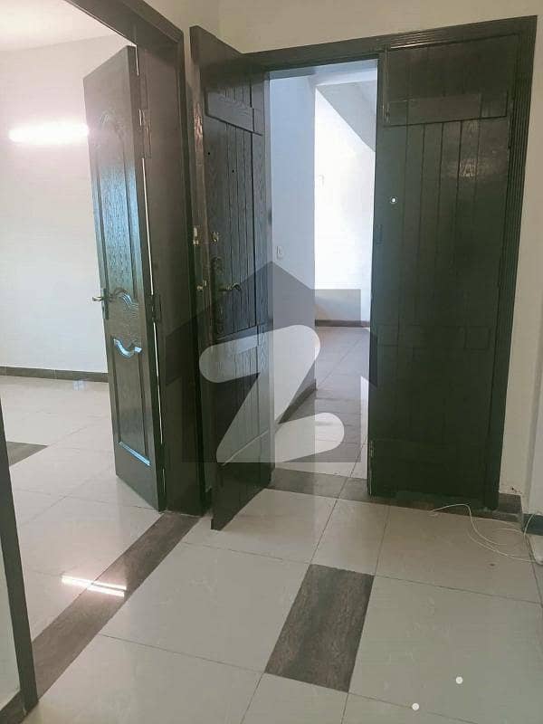 10 MARLA APARTMENT AVAILABLE FOR RENT IN ASKARI 11